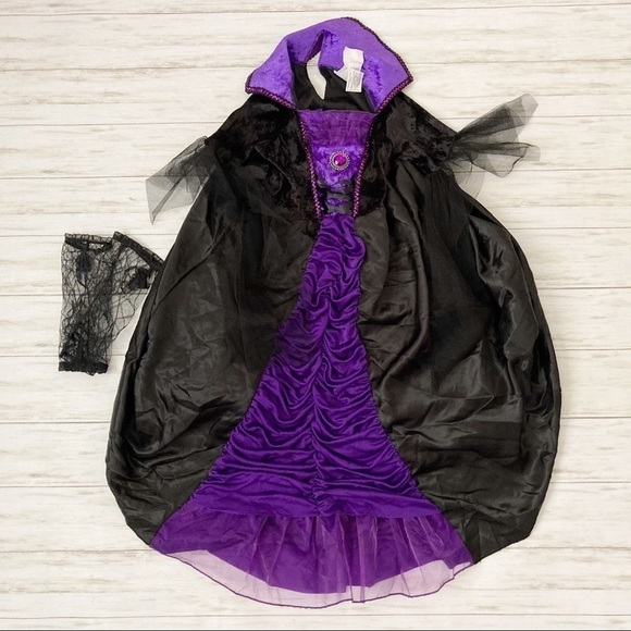 Gothic Vampiress Costume - Picture 2 of 4